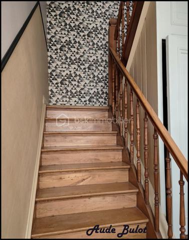 Découvrez cette charmante maison de ville au cachet authentique, offrant de nombreuses possibilités d’aménagement. Grâce à sa configuration modulable, elle conviendra aussi bien à une grande famille qu’à un projet d’investissement locatif.

Rez-de-chaussée :
Belle pièce de vie lumineuse, cuisine équipée indépendante et un bureau.
1er étage :
3 grandes chambres, une salle de bain et des WC.
2e étage :
Une vaste pièce pouvant servir de salle de jeux ou autre, ainsi qu’une pièce supplémentaire pouvant être aménagée en chambre.

Annexes :
2 belles caves, un garage, un jardin et une cour intérieure.

Atouts majeurs :
✅ Superficie généreuse : 332 m² utiles
✅ Grand jardin en ville
✅ Parcelle de 852 m²
✅ Charme de l’ancien préservé
✅ Fort potentiel locatif avec 3 logements indépendants 

Emplacement privilégié :

Proche des transports
À proximité immédiate des commerces, écoles et services
Environnement calme en plein cœur de ville
Accès rapide à la métropole lilloise

Travaux à prévoir :
Des travaux sont à terminer sur 2 appartements.

Idéal pour :

Une grande famille
Un investisseur à la recherche d’une rentabilité locative attractive