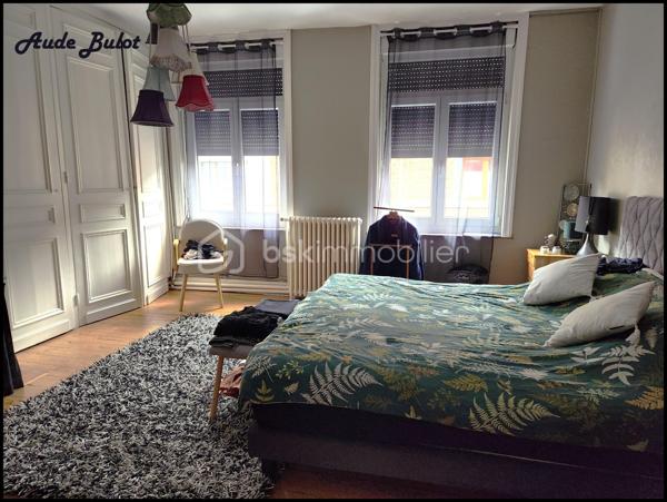 Découvrez cette charmante maison de ville au cachet authentique, offrant de nombreuses possibilités d’aménagement. Grâce à sa configuration modulable, elle conviendra aussi bien à une grande famille qu’à un projet d’investissement locatif.

Rez-de-chaussée :
Belle pièce de vie lumineuse, cuisine équipée indépendante et un bureau.
1er étage :
3 grandes chambres, une salle de bain et des WC.
2e étage :
Une vaste pièce pouvant servir de salle de jeux ou autre, ainsi qu’une pièce supplémentaire pouvant être aménagée en chambre.

Annexes :
2 belles caves, un garage, un jardin et une cour intérieure.

Atouts majeurs :
✅ Superficie généreuse : 332 m² utiles
✅ Grand jardin en ville
✅ Parcelle de 852 m²
✅ Charme de l’ancien préservé
✅ Fort potentiel locatif avec 3 logements indépendants 

Emplacement privilégié :

Proche des transports
À proximité immédiate des commerces, écoles et services
Environnement calme en plein cœur de ville
Accès rapide à la métropole lilloise

Travaux à prévoir :
Des travaux sont à terminer sur 2 appartements.

Idéal pour :

Une grande famille
Un investisseur à la recherche d’une rentabilité locative attractive