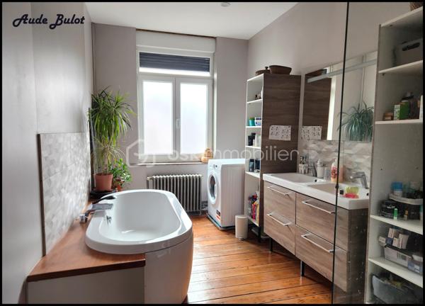 Découvrez cette charmante maison de ville au cachet authentique, offrant de nombreuses possibilités d’aménagement. Grâce à sa configuration modulable, elle conviendra aussi bien à une grande famille qu’à un projet d’investissement locatif.

Rez-de-chaussée :
Belle pièce de vie lumineuse, cuisine équipée indépendante et un bureau.
1er étage :
3 grandes chambres, une salle de bain et des WC.
2e étage :
Une vaste pièce pouvant servir de salle de jeux ou autre, ainsi qu’une pièce supplémentaire pouvant être aménagée en chambre.

Annexes :
2 belles caves, un garage, un jardin et une cour intérieure.

Atouts majeurs :
✅ Superficie généreuse : 332 m² utiles
✅ Grand jardin en ville
✅ Parcelle de 852 m²
✅ Charme de l’ancien préservé
✅ Fort potentiel locatif avec 3 logements indépendants 

Emplacement privilégié :

Proche des transports
À proximité immédiate des commerces, écoles et services
Environnement calme en plein cœur de ville
Accès rapide à la métropole lilloise

Travaux à prévoir :
Des travaux sont à terminer sur 2 appartements.

Idéal pour :

Une grande famille
Un investisseur à la recherche d’une rentabilité locative attractive