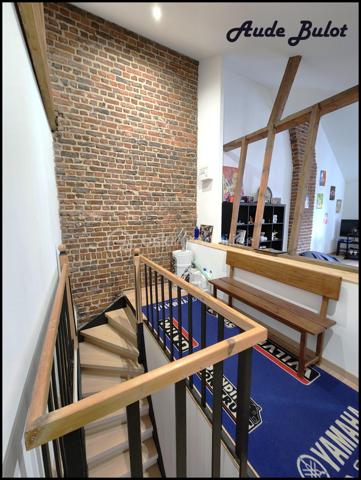 Découvrez cette charmante maison de ville au cachet authentique, offrant de nombreuses possibilités d’aménagement. Grâce à sa configuration modulable, elle conviendra aussi bien à une grande famille qu’à un projet d’investissement locatif.

Rez-de-chaussée :
Belle pièce de vie lumineuse, cuisine équipée indépendante et un bureau.
1er étage :
3 grandes chambres, une salle de bain et des WC.
2e étage :
Une vaste pièce pouvant servir de salle de jeux ou autre, ainsi qu’une pièce supplémentaire pouvant être aménagée en chambre.

Annexes :
2 belles caves, un garage, un jardin et une cour intérieure.

Atouts majeurs :
✅ Superficie généreuse : 332 m² utiles
✅ Grand jardin en ville
✅ Parcelle de 852 m²
✅ Charme de l’ancien préservé
✅ Fort potentiel locatif avec 3 logements indépendants 

Emplacement privilégié :

Proche des transports
À proximité immédiate des commerces, écoles et services
Environnement calme en plein cœur de ville
Accès rapide à la métropole lilloise

Travaux à prévoir :
Des travaux sont à terminer sur 2 appartements.

Idéal pour :

Une grande famille
Un investisseur à la recherche d’une rentabilité locative attractive