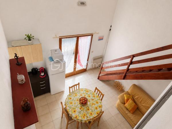 🏡 EXCLUSIVITÉ – UNE VÉRITABLE PÉPITE À TORREILLES PLAGE ! ✨

Située au cœur d'une résidence prisée de Torreilles Plage, dans une impasse au calme absolu, cette charmante maison de plus de 57 m² est une opportunité rare sur le marché.

Dès l'entrée, vous serez séduit par son ambiance chaleureuse et son agencement fonctionnel. Elle offre deux belles chambres, un espace de vie lumineux prolongé par une agréable véranda, véritable pièce supplémentaire pour profiter de chaque saison.

À l'extérieur, un jardin privatif soigneusement entretenu et une belle terrasse vous permettront de savourer pleinement les journées ensoleillées et les soirées estivales en toute tranquillité.

⭐ Les points forts :
• Résidence privée et recherchée
• Situation privilégiée dans une impasse calme
• Plus de 57 m² habitables
• Deux chambres confortables
• Véranda lumineuse
• Jardin privatif
• Terrasse conviviale
• Proximité de la plage et des commodités
• Bien proposé en exclusivité

Cette maison est un véritable coup de cœur, idéale en résidence principale, secondaire ou pour un investissement de qualité à quelques minutes de la Méditerranée.