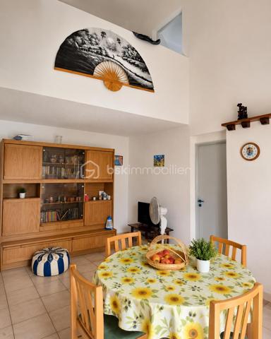 🏡 EXCLUSIVITÉ – UNE VÉRITABLE PÉPITE À TORREILLES PLAGE ! ✨

Située au cœur d'une résidence prisée de Torreilles Plage, dans une impasse au calme absolu, cette charmante maison de plus de 57 m² est une opportunité rare sur le marché.

Dès l'entrée, vous serez séduit par son ambiance chaleureuse et son agencement fonctionnel. Elle offre deux belles chambres, un espace de vie lumineux prolongé par une agréable véranda, véritable pièce supplémentaire pour profiter de chaque saison.

À l'extérieur, un jardin privatif soigneusement entretenu et une belle terrasse vous permettront de savourer pleinement les journées ensoleillées et les soirées estivales en toute tranquillité.

⭐ Les points forts :
• Résidence privée et recherchée
• Situation privilégiée dans une impasse calme
• Plus de 57 m² habitables
• Deux chambres confortables
• Véranda lumineuse
• Jardin privatif
• Terrasse conviviale
• Proximité de la plage et des commodités
• Bien proposé en exclusivité

Cette maison est un véritable coup de cœur, idéale en résidence principale, secondaire ou pour un investissement de qualité à quelques minutes de la Méditerranée.