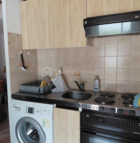 🏡 EXCLUSIVITÉ – UNE VÉRITABLE PÉPITE À TORREILLES PLAGE ! ✨

Située au cœur d'une résidence prisée de Torreilles Plage, dans une impasse au calme absolu, cette charmante maison de plus de 57 m² est une opportunité rare sur le marché.

Dès l'entrée, vous serez séduit par son ambiance chaleureuse et son agencement fonctionnel. Elle offre deux belles chambres, un espace de vie lumineux prolongé par une agréable véranda, véritable pièce supplémentaire pour profiter de chaque saison.

À l'extérieur, un jardin privatif soigneusement entretenu et une belle terrasse vous permettront de savourer pleinement les journées ensoleillées et les soirées estivales en toute tranquillité.

⭐ Les points forts :
• Résidence privée et recherchée
• Situation privilégiée dans une impasse calme
• Plus de 57 m² habitables
• Deux chambres confortables
• Véranda lumineuse
• Jardin privatif
• Terrasse conviviale
• Proximité de la plage et des commodités
• Bien proposé en exclusivité

Cette maison est un véritable coup de cœur, idéale en résidence principale, secondaire ou pour un investissement de qualité à quelques minutes de la Méditerranée.