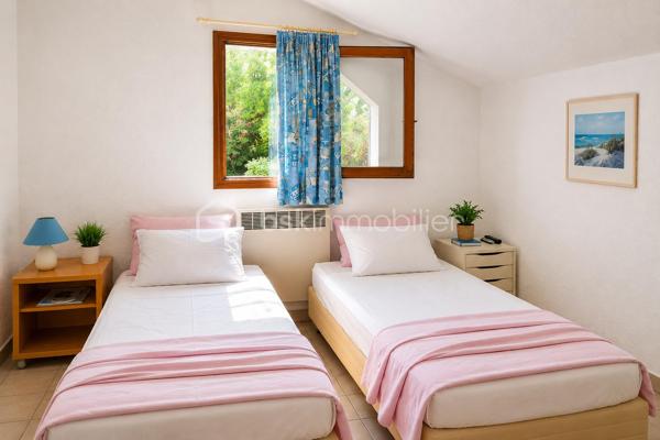 🏡 EXCLUSIVITÉ – UNE VÉRITABLE PÉPITE À TORREILLES PLAGE ! ✨

Située au cœur d'une résidence prisée de Torreilles Plage, dans une impasse au calme absolu, cette charmante maison de plus de 57 m² est une opportunité rare sur le marché.

Dès l'entrée, vous serez séduit par son ambiance chaleureuse et son agencement fonctionnel. Elle offre deux belles chambres, un espace de vie lumineux prolongé par une agréable véranda, véritable pièce supplémentaire pour profiter de chaque saison.

À l'extérieur, un jardin privatif soigneusement entretenu et une belle terrasse vous permettront de savourer pleinement les journées ensoleillées et les soirées estivales en toute tranquillité.

⭐ Les points forts :
• Résidence privée et recherchée
• Situation privilégiée dans une impasse calme
• Plus de 57 m² habitables
• Deux chambres confortables
• Véranda lumineuse
• Jardin privatif
• Terrasse conviviale
• Proximité de la plage et des commodités
• Bien proposé en exclusivité

Cette maison est un véritable coup de cœur, idéale en résidence principale, secondaire ou pour un investissement de qualité à quelques minutes de la Méditerranée.