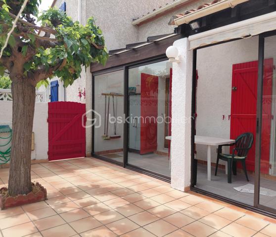 🏡 EXCLUSIVITÉ – UNE VÉRITABLE PÉPITE À TORREILLES PLAGE ! ✨

Située au cœur d'une résidence prisée de Torreilles Plage, dans une impasse au calme absolu, cette charmante maison de plus de 57 m² est une opportunité rare sur le marché.

Dès l'entrée, vous serez séduit par son ambiance chaleureuse et son agencement fonctionnel. Elle offre deux belles chambres, un espace de vie lumineux prolongé par une agréable véranda, véritable pièce supplémentaire pour profiter de chaque saison.

À l'extérieur, un jardin privatif soigneusement entretenu et une belle terrasse vous permettront de savourer pleinement les journées ensoleillées et les soirées estivales en toute tranquillité.

⭐ Les points forts :
• Résidence privée et recherchée
• Situation privilégiée dans une impasse calme
• Plus de 57 m² habitables
• Deux chambres confortables
• Véranda lumineuse
• Jardin privatif
• Terrasse conviviale
• Proximité de la plage et des commodités
• Bien proposé en exclusivité

Cette maison est un véritable coup de cœur, idéale en résidence principale, secondaire ou pour un investissement de qualité à quelques minutes de la Méditerranée.