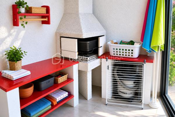 🏡 EXCLUSIVITÉ – UNE VÉRITABLE PÉPITE À TORREILLES PLAGE ! ✨

Située au cœur d'une résidence prisée de Torreilles Plage, dans une impasse au calme absolu, cette charmante maison de plus de 57 m² est une opportunité rare sur le marché.

Dès l'entrée, vous serez séduit par son ambiance chaleureuse et son agencement fonctionnel. Elle offre deux belles chambres, un espace de vie lumineux prolongé par une agréable véranda, véritable pièce supplémentaire pour profiter de chaque saison.

À l'extérieur, un jardin privatif soigneusement entretenu et une belle terrasse vous permettront de savourer pleinement les journées ensoleillées et les soirées estivales en toute tranquillité.

⭐ Les points forts :
• Résidence privée et recherchée
• Situation privilégiée dans une impasse calme
• Plus de 57 m² habitables
• Deux chambres confortables
• Véranda lumineuse
• Jardin privatif
• Terrasse conviviale
• Proximité de la plage et des commodités
• Bien proposé en exclusivité

Cette maison est un véritable coup de cœur, idéale en résidence principale, secondaire ou pour un investissement de qualité à quelques minutes de la Méditerranée.