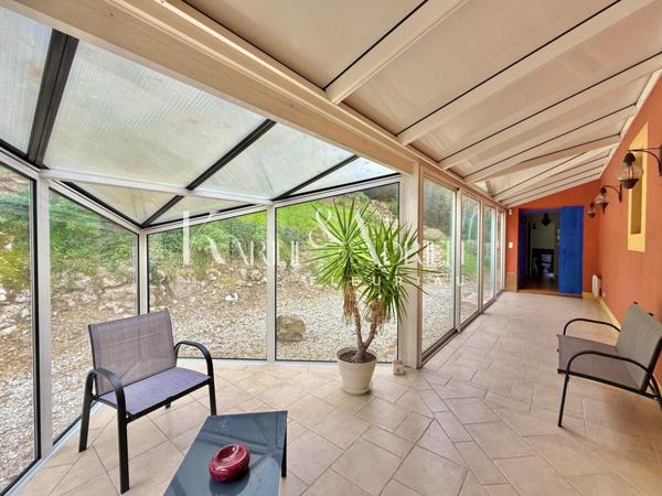 VILLA AU STYLE PROVENÇALE AVEC PISCINE, PARC, VÉRANDAS ET DOUBLE GARAGE