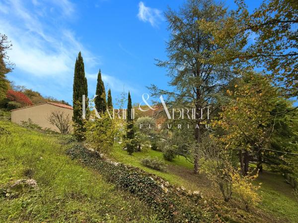 VILLA AU STYLE PROVENÇALE AVEC PISCINE, PARC, VÉRANDAS ET DOUBLE GARAGE