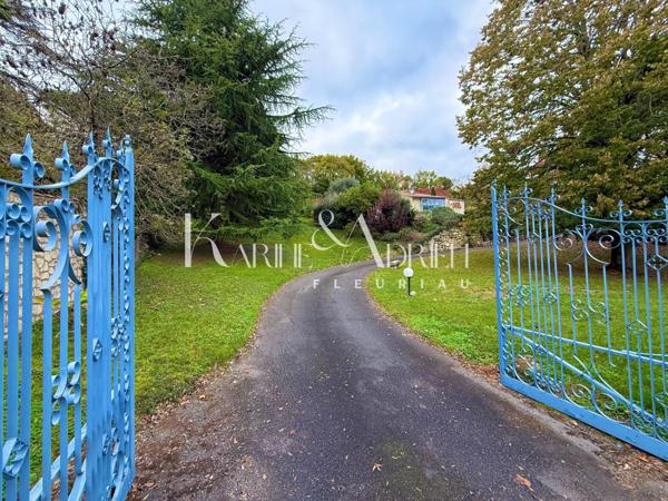VILLA AU STYLE PROVENÇALE AVEC PISCINE, PARC, VÉRANDAS ET DOUBLE GARAGE