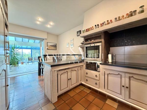 VILLA AU STYLE PROVENÇALE AVEC PISCINE, PARC, VÉRANDAS ET DOUBLE GARAGE