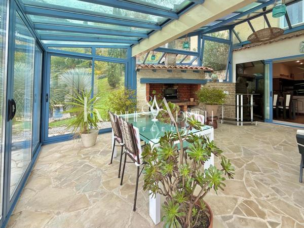 VILLA AU STYLE PROVENÇALE AVEC PISCINE, PARC, VÉRANDAS ET DOUBLE GARAGE