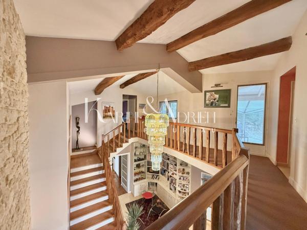 VILLA AU STYLE PROVENÇALE AVEC PISCINE, PARC, VÉRANDAS ET DOUBLE GARAGE