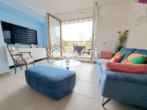 Appartement de 2017 avec grande terrasse et 3 parkings en sous-sol !