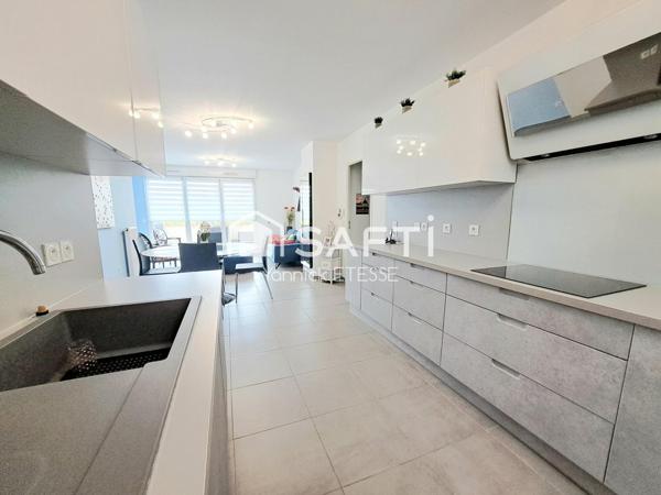 Appartement de 2017 avec grande terrasse et 3 parkings en sous-sol !