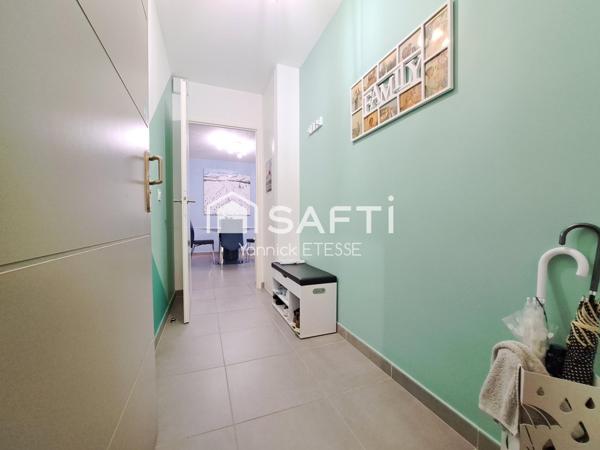 Appartement de 2017 avec grande terrasse et 3 parkings en sous-sol !