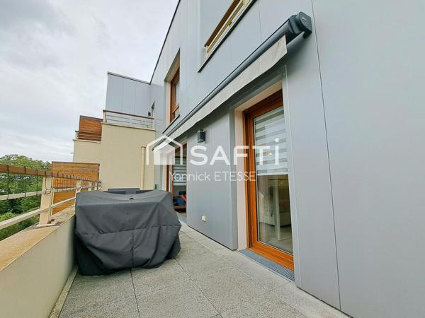 Appartement de 2017 avec grande terrasse et 3 parkings en sous-sol !