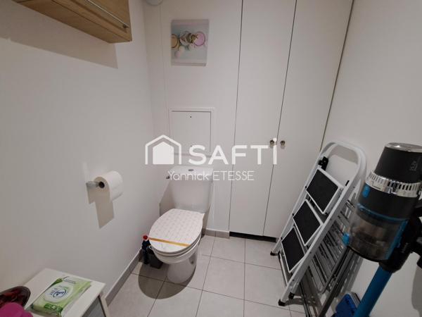 Appartement de 2017 avec grande terrasse et 3 parkings en sous-sol !