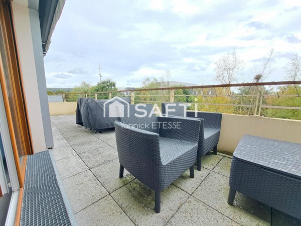 Appartement de 2017 avec grande terrasse et 3 parkings en sous-sol !