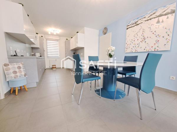 Appartement de 2017 avec grande terrasse et 3 parkings en sous-sol !