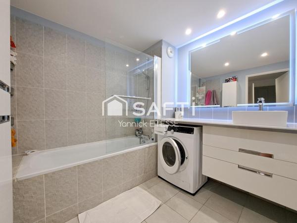 Appartement de 2017 avec grande terrasse et 3 parkings en sous-sol !