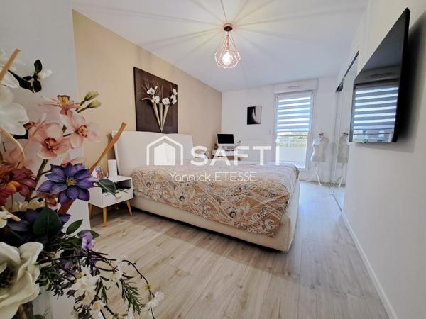 Appartement de 2017 avec grande terrasse et 3 parkings en sous-sol !