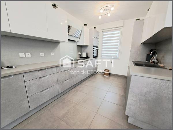 Appartement de 2017 avec grande terrasse et 3 parkings en sous-sol !