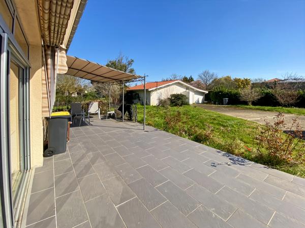 Dpt Gers (32), à vendre BARCELONNE DU GERS Maison T6 de 192 m² habitables normes PMR + 2 vérandas + grand garage sur 1670 m² de terrain, au bout d'une impasse, au calme
