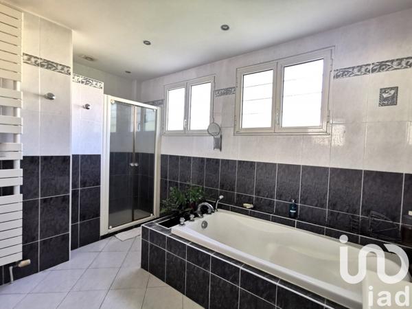 Maison 8 pièces de 203 m² à Lamorlaye (60260)