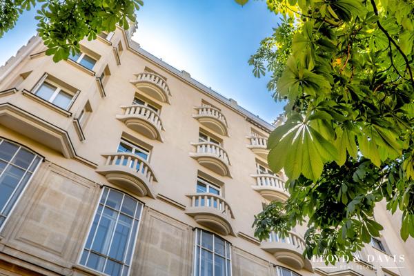 APPARTEMENT  DE CHARME AVEC  SUPERBE TERRASSE PRES DU PARC MONCEAU