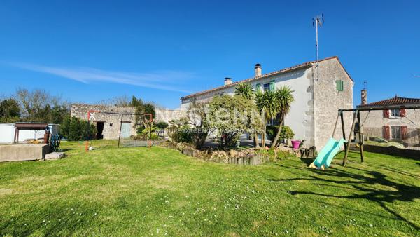 Charmante maison, 4 chambres, dépendances, jardin clos, accès rivière à Saint Pierre le Vieux