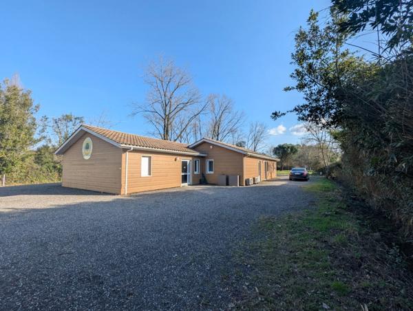 Bâtiment récent avec grande salle de réunion et bureaux