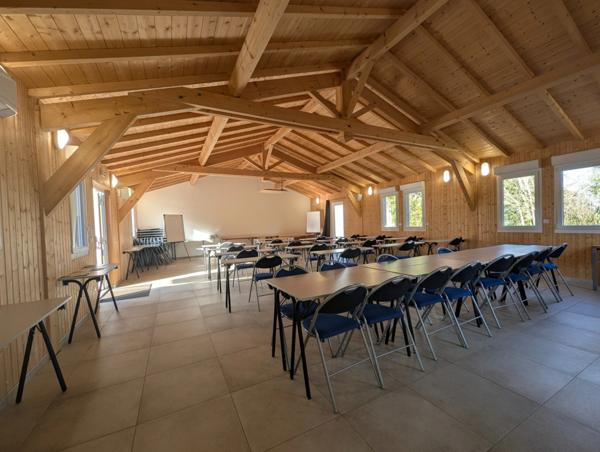 Bâtiment récent avec grande salle de réunion et bureaux