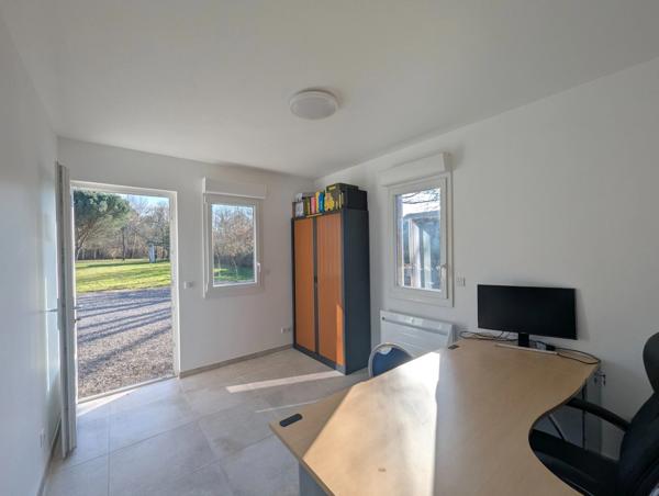 Bâtiment récent avec grande salle de réunion et bureaux