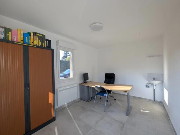 Bâtiment récent avec grande salle de réunion et bureaux