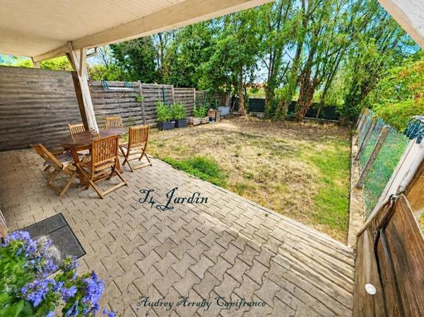 Immeuble de 3 appartements avec garages et jardins