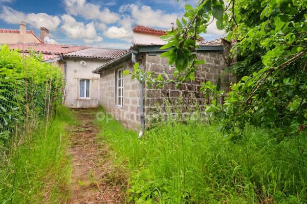 Maison de Ville sur deux niveaux - 3 pièces - 2 chambres - Dépendance - Garage - Terrain 609 m² - 87210 LE DORAT