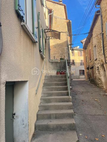 Niché à environ 710 mètres d'altitude sur le versant sud de la montagne de Lure en Provence, CRUIS est un village labellisé « Village & Cité de Caractère ». On y trouve  entre autres une épicerie, une boulangerie, une école, un bistrot de pays et le fameux restaurant de l’abbaye.

Située en plein cœur du centre historique, dans une ruelle calme, cette maison de village d'environ 88 m² habitables se déploie sur quatre niveaux.
En rez-de-chaussée, une remise d'environ 15 m² et une cave de 13 m² offrent un bel espace de rangement. Leurs plafonds sont isolés.
On accède à la partie habitable au dessus de la remise et de la cave, par un escalier extérieur et une petite terrasse, où l’on peut installer une petite table et deux chaises. A cet étage, l’entrée donne sur une salle à manger ouverte sur une cuisine équipée bien pensée. Un WC indépendant complète ce niveau.
Le deuxième étage propose deux pièces (dont une chambre et une autre pièce qui peut être envisagée comme chambre ou bureau (puisque l’accès à l’escalier du troisième étage se fait par elle) et une salle d'eau avec WC.
Au troisième étage, on trouve une grande chambre parentale de 28 m2, mansardée et  lumineuse grâce à ses quatre fenêtres 
Toute la maison est exposée à l'Est, des rangements intégrés complètent chaque pièce et toutes les ouvertures sont en double vitrage avec moustiquaires (à l'exception de 2 fenêtres du troisième étage). Hormis le premier étage, les sols de la maison sont tous carrelés de terres cuites anciennes entretenues et les murs sont plâtrés dans la plus grande tradition provençale, le tout en très bon état, ce qui apporte beaucoup de cachet à l'ensemble.

Au cœur de la communauté de communes FORCALQUIER -MONTAGNE DE LURE, Cruis se situe à 5 minutes seulement de SAINT-ÉTIENNE LES ORGUES qui offre toutes les commodités dont de nombreux services médicaux (médecins généralistes, kinés, sage femme, ostéopathes, dentistes, podologue et autres, équipements sportifs et culturels et commerces variés. Quant aux facilités d'accès, les transports communs sont prévus pour aller au collège et lycée, F0RCALQUIER est à 20mn de route, SISTERON à 35 mn, et l’autoroute entre GAP et MARSEILLE à 25 mn.

Enfin, les amoureux de nature seront comblés car le village donne un accès direct aux sentiers pédestres balisés de la montagne de Lure. Nous sommes donc à la fois en pleine nature, avec le climat privilégié de la Provence mais aussi assez en altitude (environ 700 m) pour garder des nuits agréables en été.
Cette maison représente donc un investissement idéal pour une famille, ou pour un investissement locatif à l'année ou saisonnier. 
A visiter sans tarder !