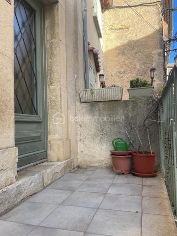 Niché à environ 710 mètres d'altitude sur le versant sud de la montagne de Lure en Provence, CRUIS est un village labellisé « Village & Cité de Caractère ». On y trouve  entre autres une épicerie, une boulangerie, une école, un bistrot de pays et le fameux restaurant de l’abbaye.

Située en plein cœur du centre historique, dans une ruelle calme, cette maison de village d'environ 88 m² habitables se déploie sur quatre niveaux.
En rez-de-chaussée, une remise d'environ 15 m² et une cave de 13 m² offrent un bel espace de rangement. Leurs plafonds sont isolés.
On accède à la partie habitable au dessus de la remise et de la cave, par un escalier extérieur et une petite terrasse, où l’on peut installer une petite table et deux chaises. A cet étage, l’entrée donne sur une salle à manger ouverte sur une cuisine équipée bien pensée. Un WC indépendant complète ce niveau.
Le deuxième étage propose deux pièces (dont une chambre et une autre pièce qui peut être envisagée comme chambre ou bureau (puisque l’accès à l’escalier du troisième étage se fait par elle) et une salle d'eau avec WC.
Au troisième étage, on trouve une grande chambre parentale de 28 m2, mansardée et  lumineuse grâce à ses quatre fenêtres 
Toute la maison est exposée à l'Est, des rangements intégrés complètent chaque pièce et toutes les ouvertures sont en double vitrage avec moustiquaires (à l'exception de 2 fenêtres du troisième étage). Hormis le premier étage, les sols de la maison sont tous carrelés de terres cuites anciennes entretenues et les murs sont plâtrés dans la plus grande tradition provençale, le tout en très bon état, ce qui apporte beaucoup de cachet à l'ensemble.

Au cœur de la communauté de communes FORCALQUIER -MONTAGNE DE LURE, Cruis se situe à 5 minutes seulement de SAINT-ÉTIENNE LES ORGUES qui offre toutes les commodités dont de nombreux services médicaux (médecins généralistes, kinés, sage femme, ostéopathes, dentistes, podologue et autres, équipements sportifs et culturels et commerces variés. Quant aux facilités d'accès, les transports communs sont prévus pour aller au collège et lycée, F0RCALQUIER est à 20mn de route, SISTERON à 35 mn, et l’autoroute entre GAP et MARSEILLE à 25 mn.

Enfin, les amoureux de nature seront comblés car le village donne un accès direct aux sentiers pédestres balisés de la montagne de Lure. Nous sommes donc à la fois en pleine nature, avec le climat privilégié de la Provence mais aussi assez en altitude (environ 700 m) pour garder des nuits agréables en été.
Cette maison représente donc un investissement idéal pour une famille, ou pour un investissement locatif à l'année ou saisonnier. 
A visiter sans tarder !