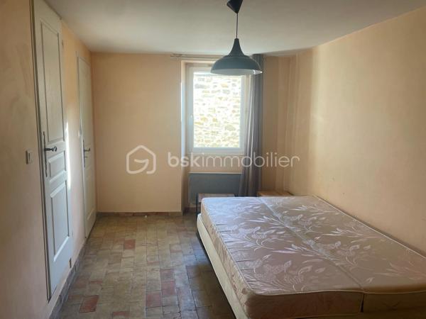 Niché à environ 710 mètres d'altitude sur le versant sud de la montagne de Lure en Provence, CRUIS est un village labellisé « Village & Cité de Caractère ». On y trouve  entre autres une épicerie, une boulangerie, une école, un bistrot de pays et le fameux restaurant de l’abbaye.

Située en plein cœur du centre historique, dans une ruelle calme, cette maison de village d'environ 88 m² habitables se déploie sur quatre niveaux.
En rez-de-chaussée, une remise d'environ 15 m² et une cave de 13 m² offrent un bel espace de rangement. Leurs plafonds sont isolés.
On accède à la partie habitable au dessus de la remise et de la cave, par un escalier extérieur et une petite terrasse, où l’on peut installer une petite table et deux chaises. A cet étage, l’entrée donne sur une salle à manger ouverte sur une cuisine équipée bien pensée. Un WC indépendant complète ce niveau.
Le deuxième étage propose deux pièces (dont une chambre et une autre pièce qui peut être envisagée comme chambre ou bureau (puisque l’accès à l’escalier du troisième étage se fait par elle) et une salle d'eau avec WC.
Au troisième étage, on trouve une grande chambre parentale de 28 m2, mansardée et  lumineuse grâce à ses quatre fenêtres 
Toute la maison est exposée à l'Est, des rangements intégrés complètent chaque pièce et toutes les ouvertures sont en double vitrage avec moustiquaires (à l'exception de 2 fenêtres du troisième étage). Hormis le premier étage, les sols de la maison sont tous carrelés de terres cuites anciennes entretenues et les murs sont plâtrés dans la plus grande tradition provençale, le tout en très bon état, ce qui apporte beaucoup de cachet à l'ensemble.

Au cœur de la communauté de communes FORCALQUIER -MONTAGNE DE LURE, Cruis se situe à 5 minutes seulement de SAINT-ÉTIENNE LES ORGUES qui offre toutes les commodités dont de nombreux services médicaux (médecins généralistes, kinés, sage femme, ostéopathes, dentistes, podologue et autres, équipements sportifs et culturels et commerces variés. Quant aux facilités d'accès, les transports communs sont prévus pour aller au collège et lycée, F0RCALQUIER est à 20mn de route, SISTERON à 35 mn, et l’autoroute entre GAP et MARSEILLE à 25 mn.

Enfin, les amoureux de nature seront comblés car le village donne un accès direct aux sentiers pédestres balisés de la montagne de Lure. Nous sommes donc à la fois en pleine nature, avec le climat privilégié de la Provence mais aussi assez en altitude (environ 700 m) pour garder des nuits agréables en été.
Cette maison représente donc un investissement idéal pour une famille, ou pour un investissement locatif à l'année ou saisonnier. 
A visiter sans tarder !
