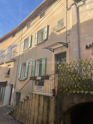 Niché à environ 710 mètres d'altitude sur le versant sud de la montagne de Lure en Provence, CRUIS est un village labellisé « Village & Cité de Caractère ». On y trouve  entre autres une épicerie, une boulangerie, une école, un bistrot de pays et le fameux restaurant de l’abbaye.

Située en plein cœur du centre historique, dans une ruelle calme, cette maison de village d'environ 88 m² habitables se déploie sur quatre niveaux.
En rez-de-chaussée, une remise d'environ 15 m² et une cave de 13 m² offrent un bel espace de rangement. Leurs plafonds sont isolés.
On accède à la partie habitable au dessus de la remise et de la cave, par un escalier extérieur et une petite terrasse, où l’on peut installer une petite table et deux chaises. A cet étage, l’entrée donne sur une salle à manger ouverte sur une cuisine équipée bien pensée. Un WC indépendant complète ce niveau.
Le deuxième étage propose deux pièces (dont une chambre et une autre pièce qui peut être envisagée comme chambre ou bureau (puisque l’accès à l’escalier du troisième étage se fait par elle) et une salle d'eau avec WC.
Au troisième étage, on trouve une grande chambre parentale de 28 m2, mansardée et  lumineuse grâce à ses quatre fenêtres 
Toute la maison est exposée à l'Est, des rangements intégrés complètent chaque pièce et toutes les ouvertures sont en double vitrage avec moustiquaires (à l'exception de 2 fenêtres du troisième étage). Hormis le premier étage, les sols de la maison sont tous carrelés de terres cuites anciennes entretenues et les murs sont plâtrés dans la plus grande tradition provençale, le tout en très bon état, ce qui apporte beaucoup de cachet à l'ensemble.

Au cœur de la communauté de communes FORCALQUIER -MONTAGNE DE LURE, Cruis se situe à 5 minutes seulement de SAINT-ÉTIENNE LES ORGUES qui offre toutes les commodités dont de nombreux services médicaux (médecins généralistes, kinés, sage femme, ostéopathes, dentistes, podologue et autres, équipements sportifs et culturels et commerces variés. Quant aux facilités d'accès, les transports communs sont prévus pour aller au collège et lycée, F0RCALQUIER est à 20mn de route, SISTERON à 35 mn, et l’autoroute entre GAP et MARSEILLE à 25 mn.

Enfin, les amoureux de nature seront comblés car le village donne un accès direct aux sentiers pédestres balisés de la montagne de Lure. Nous sommes donc à la fois en pleine nature, avec le climat privilégié de la Provence mais aussi assez en altitude (environ 700 m) pour garder des nuits agréables en été.
Cette maison représente donc un investissement idéal pour une famille, ou pour un investissement locatif à l'année ou saisonnier. 
A visiter sans tarder !