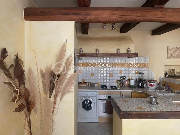 Niché à environ 710 mètres d'altitude sur le versant sud de la montagne de Lure en Provence, CRUIS est un village labellisé « Village & Cité de Caractère ». On y trouve  entre autres une épicerie, une boulangerie, une école, un bistrot de pays et le fameux restaurant de l’abbaye.

Située en plein cœur du centre historique, dans une ruelle calme, cette maison de village d'environ 88 m² habitables se déploie sur quatre niveaux.
En rez-de-chaussée, une remise d'environ 15 m² et une cave de 13 m² offrent un bel espace de rangement. Leurs plafonds sont isolés.
On accède à la partie habitable au dessus de la remise et de la cave, par un escalier extérieur et une petite terrasse, où l’on peut installer une petite table et deux chaises. A cet étage, l’entrée donne sur une salle à manger ouverte sur une cuisine équipée bien pensée. Un WC indépendant complète ce niveau.
Le deuxième étage propose deux pièces (dont une chambre et une autre pièce qui peut être envisagée comme chambre ou bureau (puisque l’accès à l’escalier du troisième étage se fait par elle) et une salle d'eau avec WC.
Au troisième étage, on trouve une grande chambre parentale de 28 m2, mansardée et  lumineuse grâce à ses quatre fenêtres 
Toute la maison est exposée à l'Est, des rangements intégrés complètent chaque pièce et toutes les ouvertures sont en double vitrage avec moustiquaires (à l'exception de 2 fenêtres du troisième étage). Hormis le premier étage, les sols de la maison sont tous carrelés de terres cuites anciennes entretenues et les murs sont plâtrés dans la plus grande tradition provençale, le tout en très bon état, ce qui apporte beaucoup de cachet à l'ensemble.

Au cœur de la communauté de communes FORCALQUIER -MONTAGNE DE LURE, Cruis se situe à 5 minutes seulement de SAINT-ÉTIENNE LES ORGUES qui offre toutes les commodités dont de nombreux services médicaux (médecins généralistes, kinés, sage femme, ostéopathes, dentistes, podologue et autres, équipements sportifs et culturels et commerces variés. Quant aux facilités d'accès, les transports communs sont prévus pour aller au collège et lycée, F0RCALQUIER est à 20mn de route, SISTERON à 35 mn, et l’autoroute entre GAP et MARSEILLE à 25 mn.

Enfin, les amoureux de nature seront comblés car le village donne un accès direct aux sentiers pédestres balisés de la montagne de Lure. Nous sommes donc à la fois en pleine nature, avec le climat privilégié de la Provence mais aussi assez en altitude (environ 700 m) pour garder des nuits agréables en été.
Cette maison représente donc un investissement idéal pour une famille, ou pour un investissement locatif à l'année ou saisonnier. 
A visiter sans tarder !