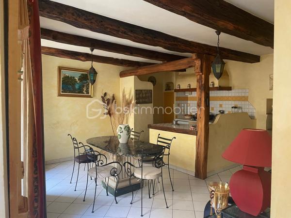 Niché à environ 710 mètres d'altitude sur le versant sud de la montagne de Lure en Provence, CRUIS est un village labellisé « Village & Cité de Caractère ». On y trouve  entre autres une épicerie, une boulangerie, une école, un bistrot de pays et le fameux restaurant de l’abbaye.

Située en plein cœur du centre historique, dans une ruelle calme, cette maison de village d'environ 88 m² habitables se déploie sur quatre niveaux.
En rez-de-chaussée, une remise d'environ 15 m² et une cave de 13 m² offrent un bel espace de rangement. Leurs plafonds sont isolés.
On accède à la partie habitable au dessus de la remise et de la cave, par un escalier extérieur et une petite terrasse, où l’on peut installer une petite table et deux chaises. A cet étage, l’entrée donne sur une salle à manger ouverte sur une cuisine équipée bien pensée. Un WC indépendant complète ce niveau.
Le deuxième étage propose deux pièces (dont une chambre et une autre pièce qui peut être envisagée comme chambre ou bureau (puisque l’accès à l’escalier du troisième étage se fait par elle) et une salle d'eau avec WC.
Au troisième étage, on trouve une grande chambre parentale de 28 m2, mansardée et  lumineuse grâce à ses quatre fenêtres 
Toute la maison est exposée à l'Est, des rangements intégrés complètent chaque pièce et toutes les ouvertures sont en double vitrage avec moustiquaires (à l'exception de 2 fenêtres du troisième étage). Hormis le premier étage, les sols de la maison sont tous carrelés de terres cuites anciennes entretenues et les murs sont plâtrés dans la plus grande tradition provençale, le tout en très bon état, ce qui apporte beaucoup de cachet à l'ensemble.

Au cœur de la communauté de communes FORCALQUIER -MONTAGNE DE LURE, Cruis se situe à 5 minutes seulement de SAINT-ÉTIENNE LES ORGUES qui offre toutes les commodités dont de nombreux services médicaux (médecins généralistes, kinés, sage femme, ostéopathes, dentistes, podologue et autres, équipements sportifs et culturels et commerces variés. Quant aux facilités d'accès, les transports communs sont prévus pour aller au collège et lycée, F0RCALQUIER est à 20mn de route, SISTERON à 35 mn, et l’autoroute entre GAP et MARSEILLE à 25 mn.

Enfin, les amoureux de nature seront comblés car le village donne un accès direct aux sentiers pédestres balisés de la montagne de Lure. Nous sommes donc à la fois en pleine nature, avec le climat privilégié de la Provence mais aussi assez en altitude (environ 700 m) pour garder des nuits agréables en été.
Cette maison représente donc un investissement idéal pour une famille, ou pour un investissement locatif à l'année ou saisonnier. 
A visiter sans tarder !