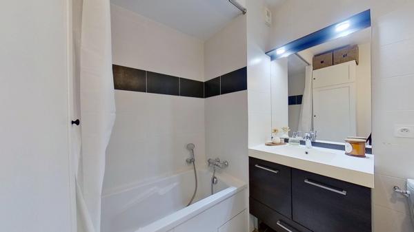 Appartement
         2 pièces
        - 50 m² Exclusivité 225 000 € *