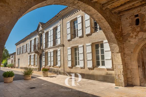 Castelsagrat (82400) L'art de vivre – Une maison de village audacieusement restaurée