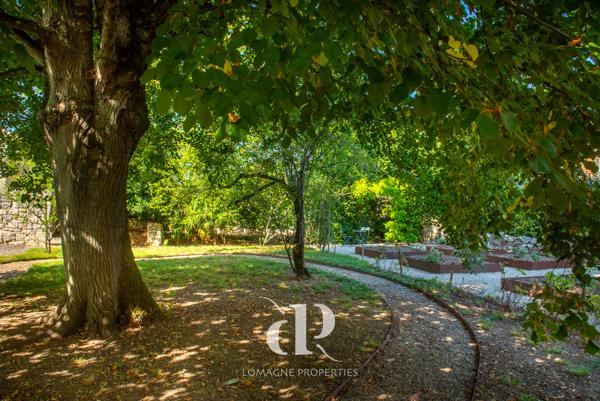 Castelsagrat (82400) L'art de vivre – Une maison de village audacieusement restaurée