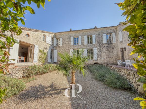 Castelsagrat (82400) L'art de vivre – Une maison de village audacieusement restaurée