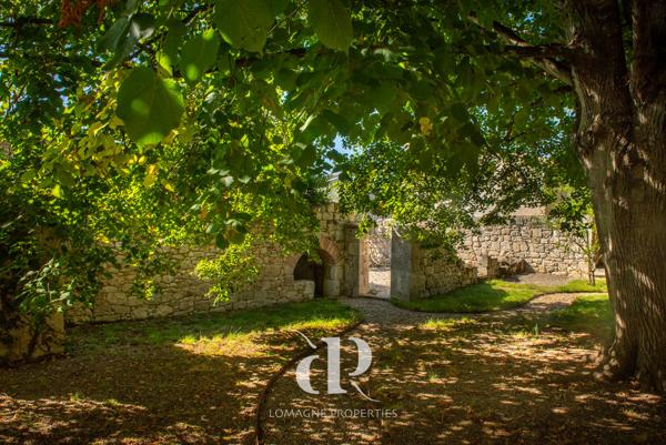 Castelsagrat (82400) L'art de vivre – Une maison de village audacieusement restaurée