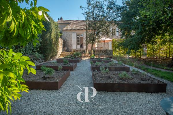 Castelsagrat (82400) L'art de vivre – Une maison de village audacieusement restaurée
