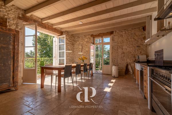 Castelsagrat (82400) L'art de vivre – Une maison de village audacieusement restaurée