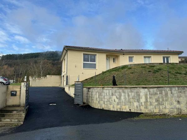 Maison individuelle familiale avec jardin et grand garage